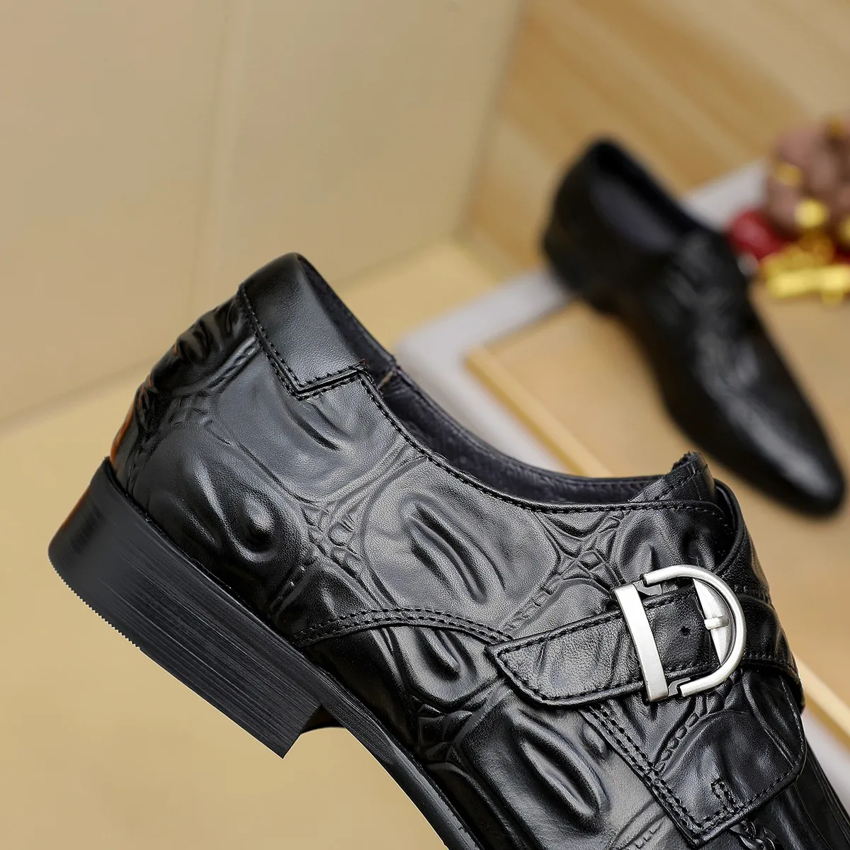 Men's shoes 💰540 💰 Louis Vuitton LV ® Autumn and Winter 🆕 models 🔛Full shoe counter First layer cowhide, 🐂leather lining casual shoes for men, super soft outsole, essential for driving. Counter synchronized original first layer cowhide completely 1:1 mold customization 🌹Top version, 2 colors optional! Number: 38-45 (37.46. Customized)